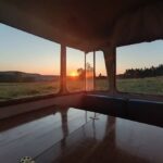 airbnb-caravane-vintage-intérieur-coucher-de-soleil-puy-de-dome-63