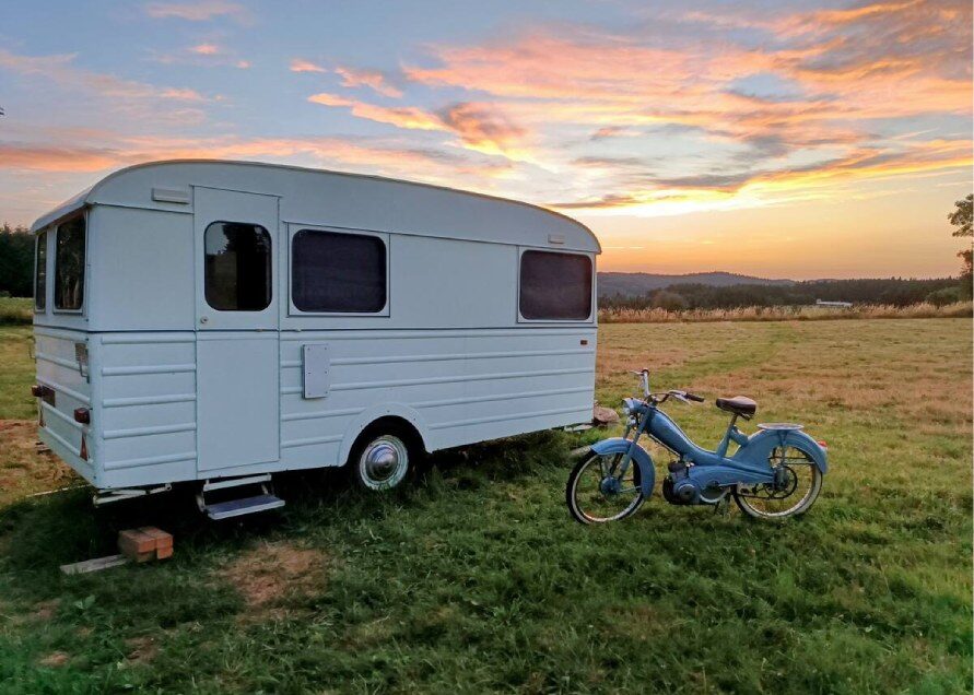 location-airbnb-caravane-vintage-france-auvergne-puy-de-dome-63