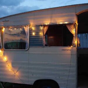 location-caravane-vintage-ambiance-nuit-france