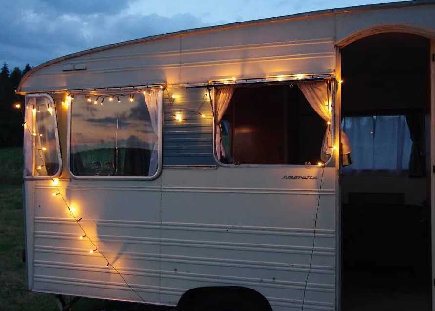 location-caravane-vintage-ambiance-nuit-france