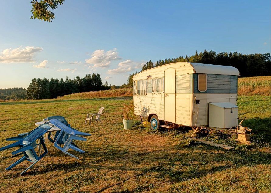 location-caravane-vintage-campagne-auvergne