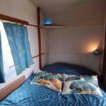 location-caravane-vintage-chambre-lit-auvergne