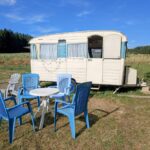 location-caravane-vintage-table-et-chaises-haute-loire