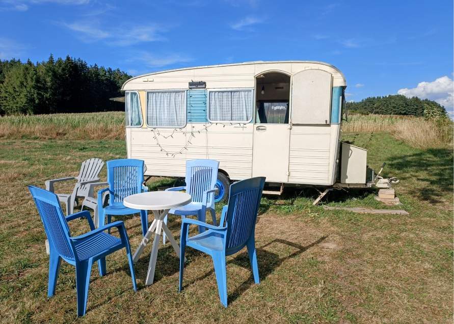 location-caravane-vintage-table-et-chaises-haute-loire